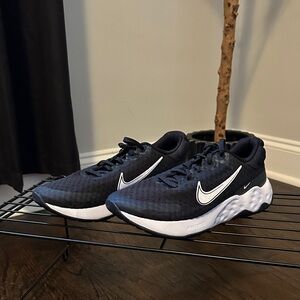 Nike Women's Black and White Athletic Shoes